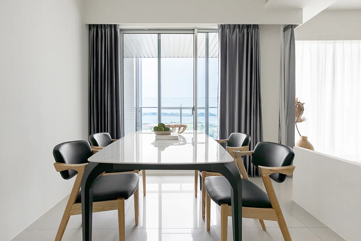 水悅灣案的多功能景觀室，採用Z Chair北歐宮崎椅和The Chair北歐總統椅，並搭配Madrid馬德里岩板餐桌。