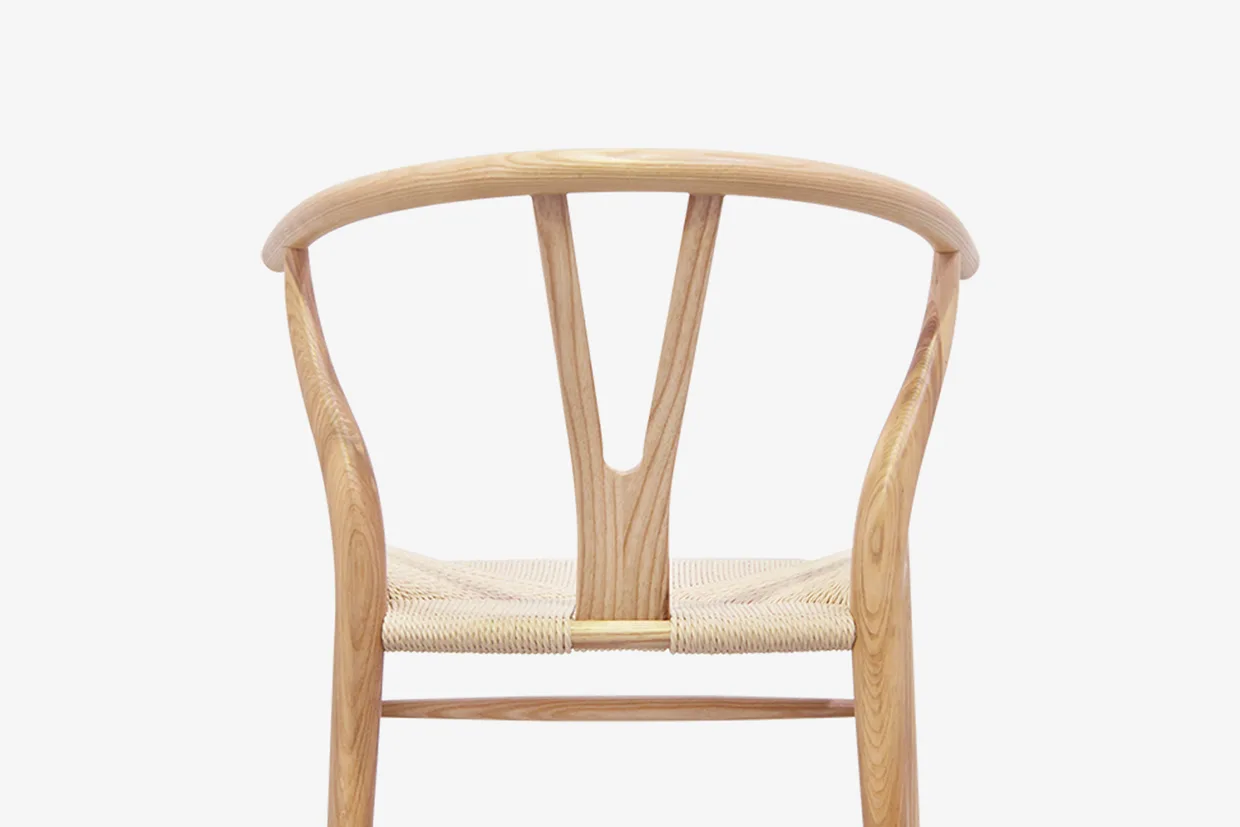 Y Chair 北歐編織椅，弧線與Y字型椅背設計細節。