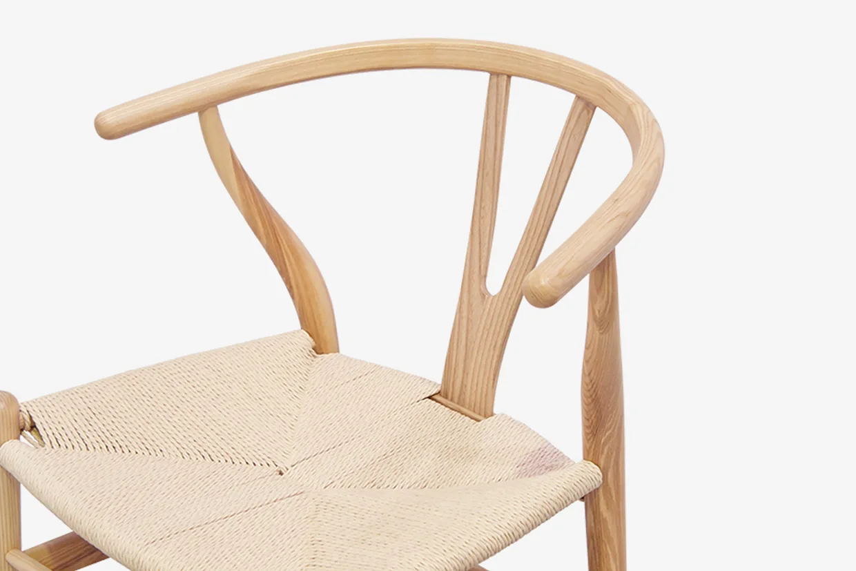 Y Chair 北歐編織椅，弧線與Y字型椅背設計和編織椅面細節。