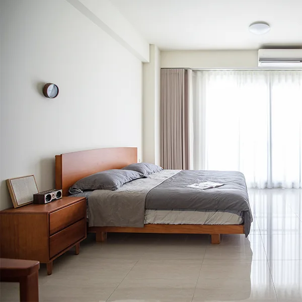 虎尾寮案臥室擺放Læsø萊斯漂浮床架，搭配藍灰色床包及枕頭，側邊擺放Sweet小八床頭櫃。