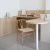 Y Chair 北歐編織椅搭配客製系統L型吧台桌和收納櫃。