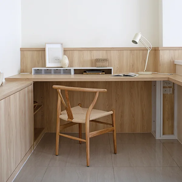 Y Chair 北歐編織椅搭配客製系統吧台桌和收納櫃。