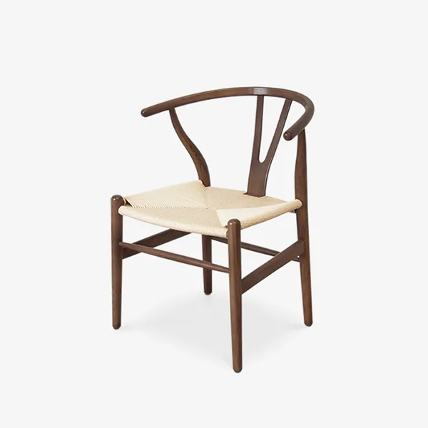 胡桃色的Y Chair 北歐編織椅，搭配米色編織椅面。